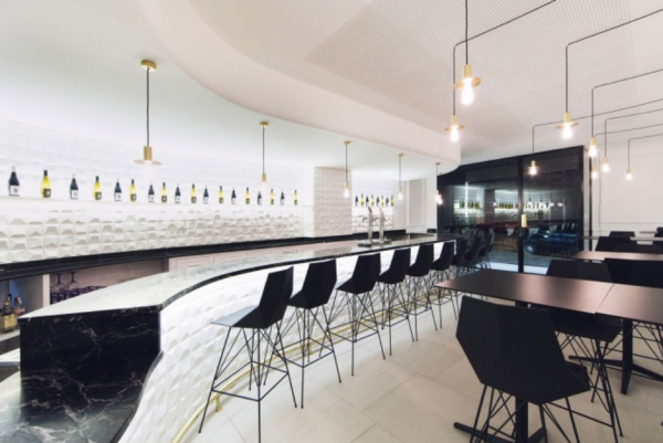 Cafe dengan interior berwarna putih dan hitam kontras